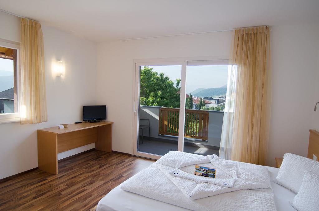 Garni Hotel Peterlinhof Caldaro Oda fotoğraf