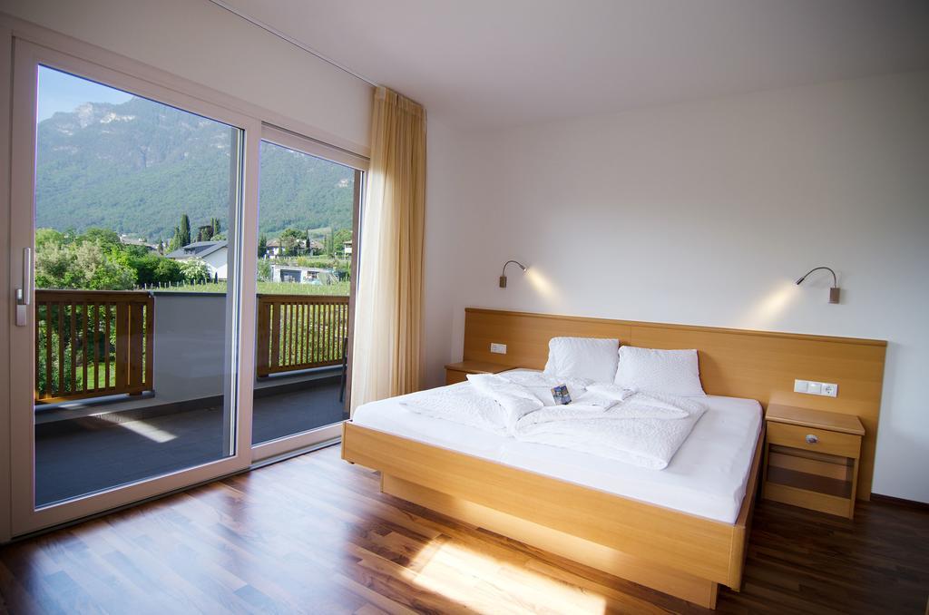 Garni Hotel Peterlinhof Caldaro Oda fotoğraf