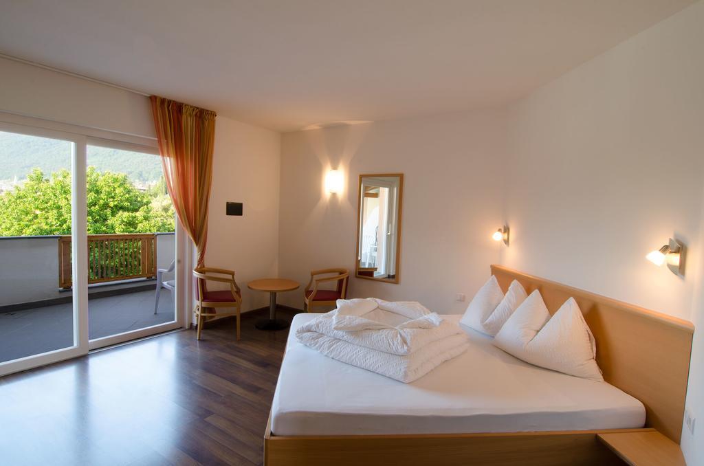 Garni Hotel Peterlinhof Caldaro Oda fotoğraf