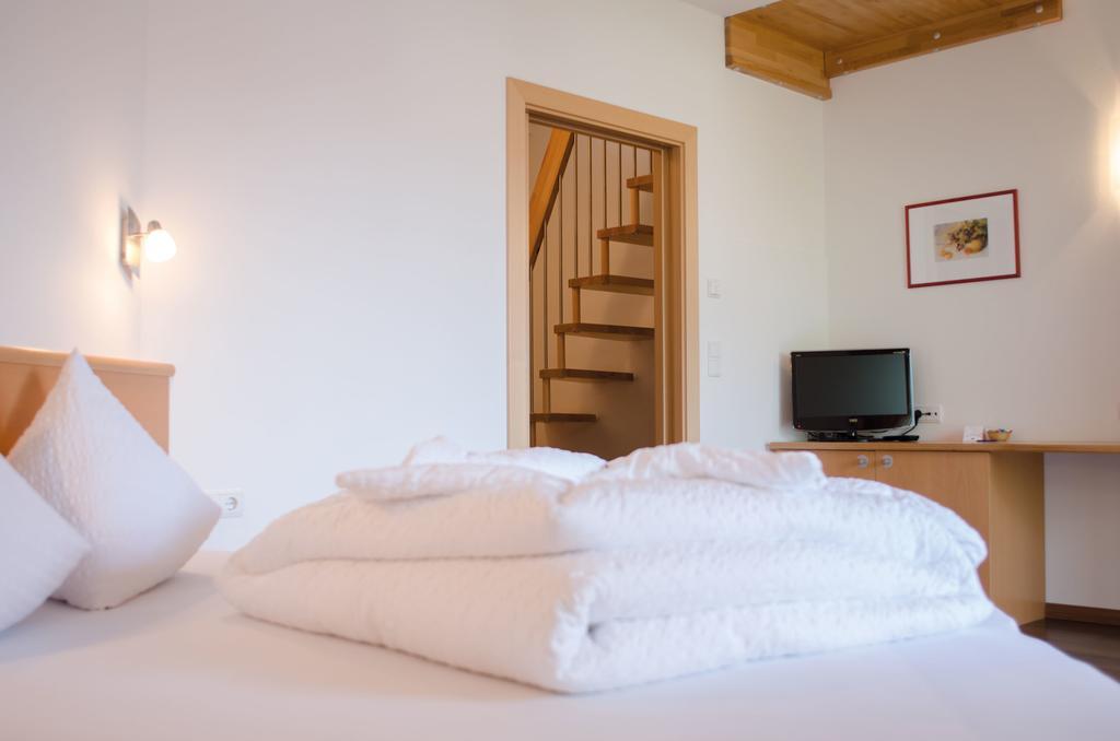 Garni Hotel Peterlinhof Caldaro Oda fotoğraf