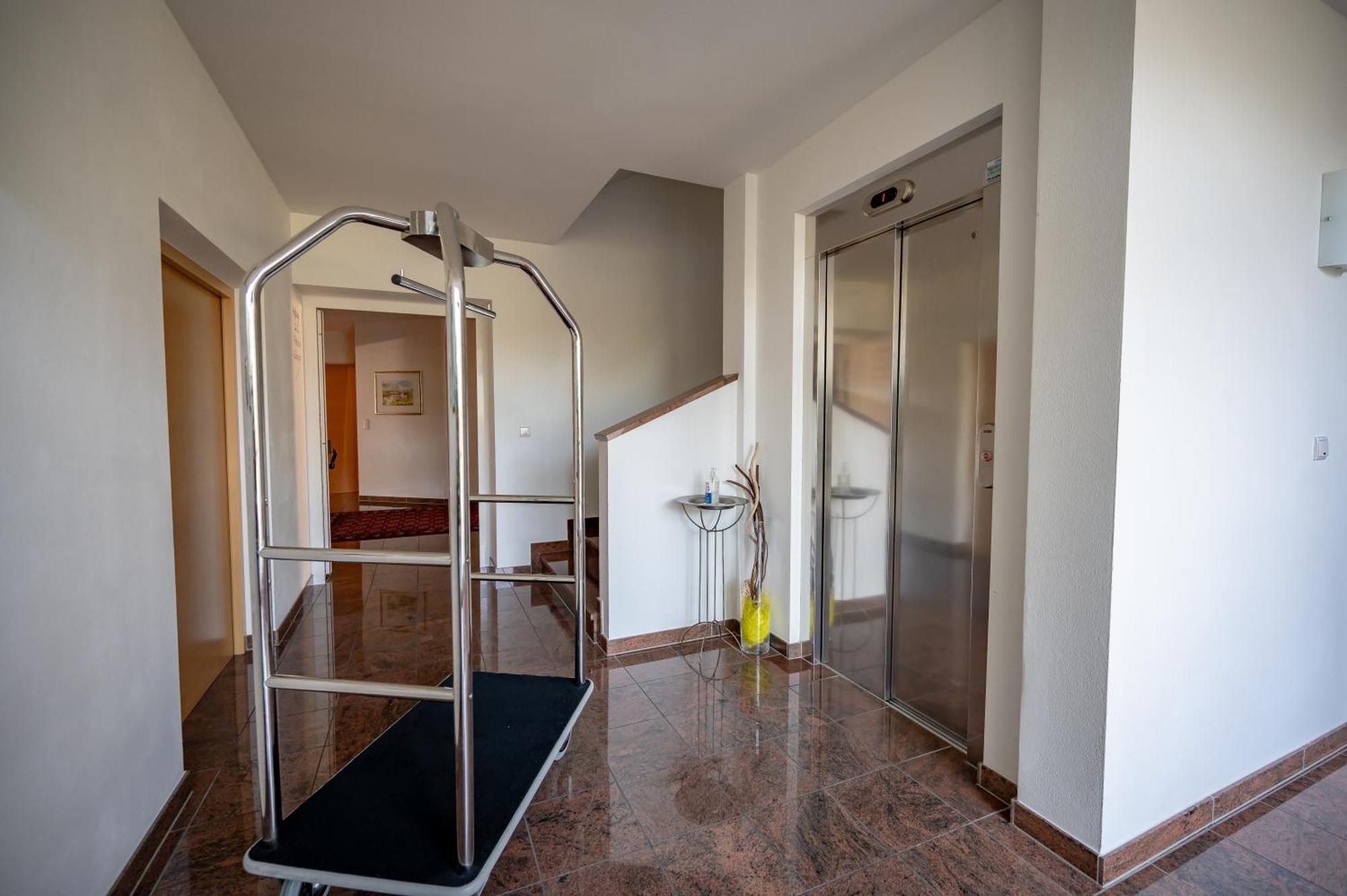 Garni Hotel Peterlinhof Caldaro Dış mekan fotoğraf